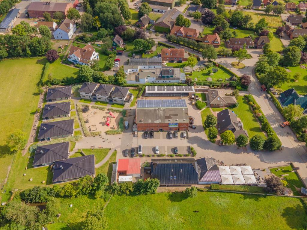 an overhead view of a house with a yard at Bauernhof Lafrenz, Ferienhäuser & Hofcafé in Fehmarn