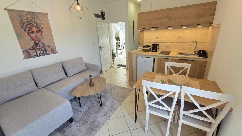 a living room with a couch and a table and a kitchen at Luna di mare Igalo in Igalo