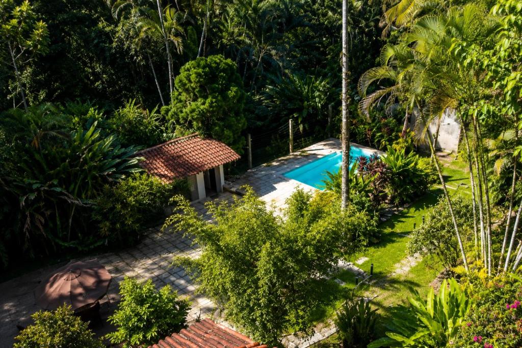 an aerial view of a garden with a swimming pool at Recanto Serenare in Angra dos Reis