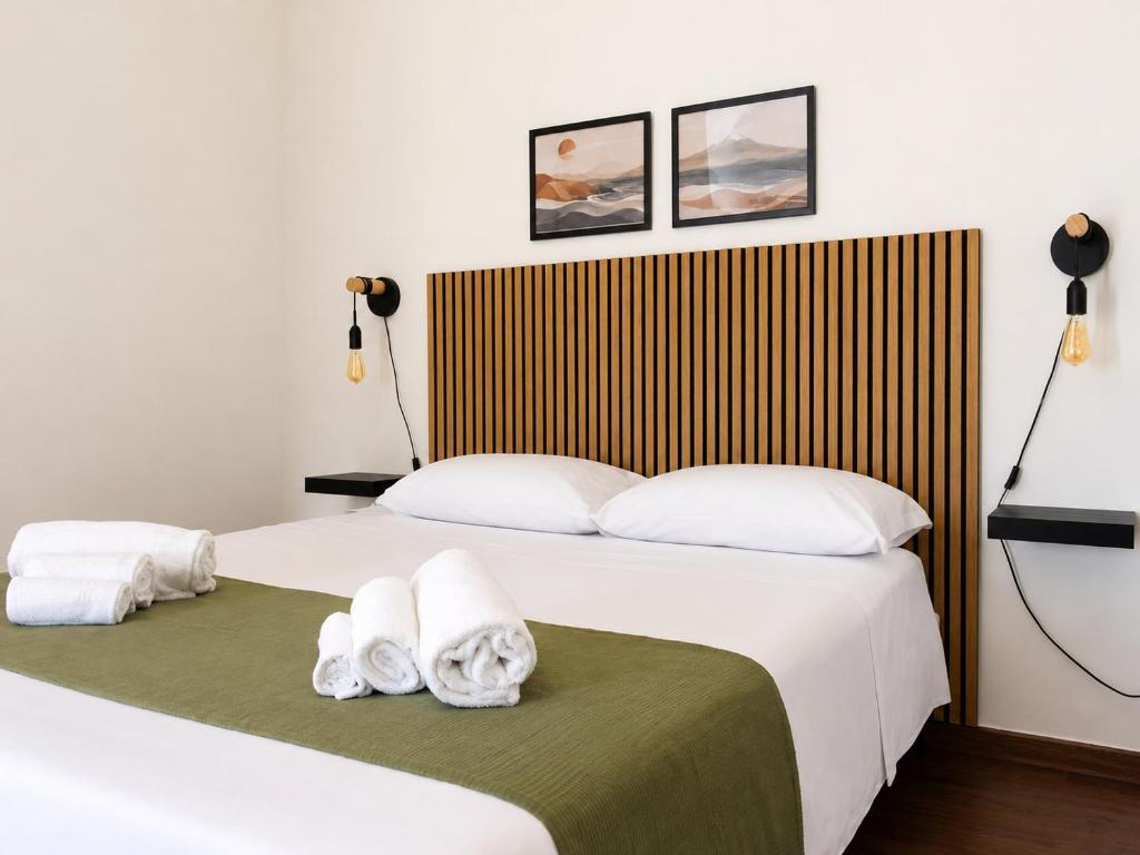 a hotel room with two beds with towels at Zurria Rooms in Catania