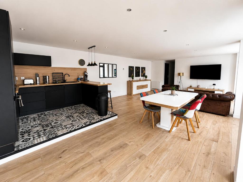 a kitchen and living room with a table and chairs at Appartement neuf & élégant Centre Dunkerque rue de la porte d'eau in Dunkerque