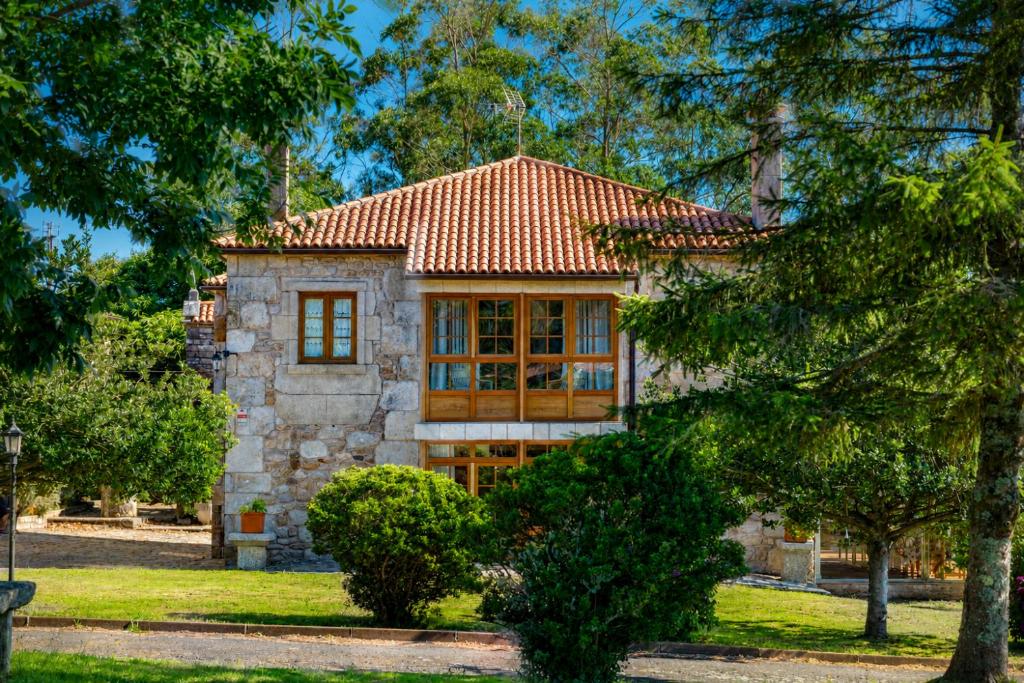 a stone house with a red roof at Casa de Trillo Galitrips in Rego de Santa Marina