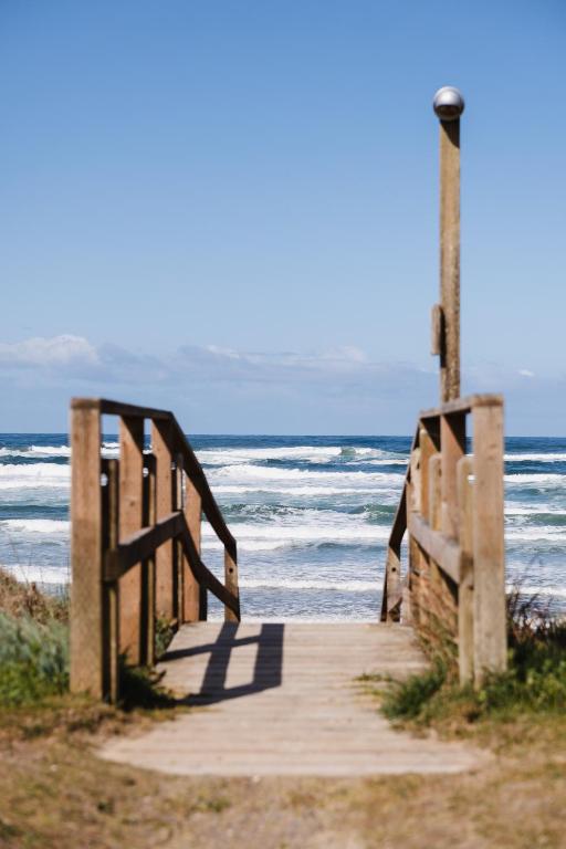 a wooden boardwalk leading to the beach at Tillicum Beach Motel - Formerly Deane's Oceanfront Lodge in Yachats