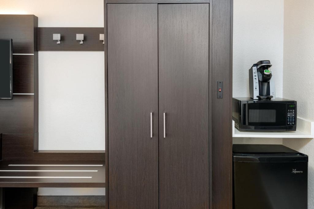 Holiday Inn Express Miami Airport Doral Area by IHG - Standard Queen Room With Two Queen Beds