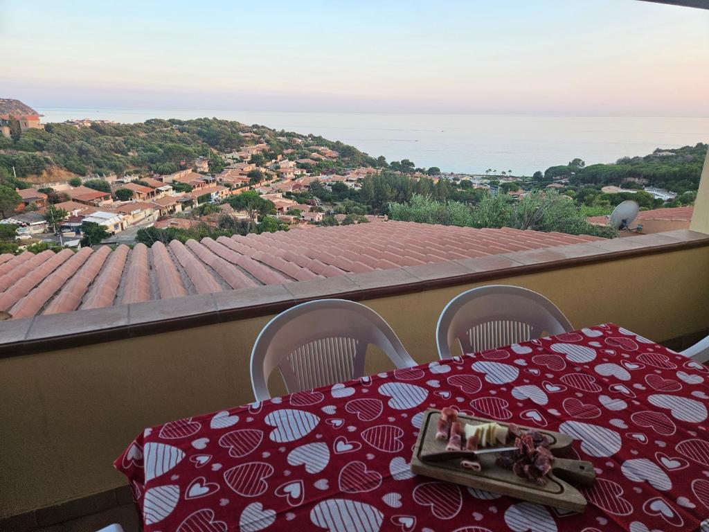 a table and chairs with a view of the ocean at Villetta Mari Pintau in Geremèas