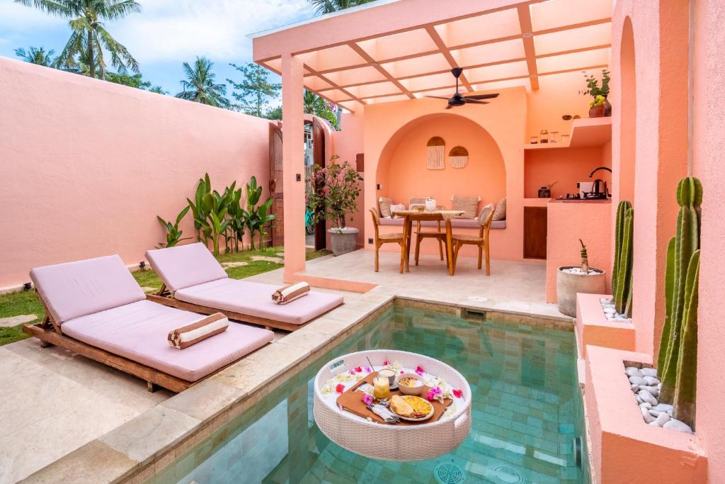 a backyard with a swimming pool and a house at Villa Solea in Gili Trawangan