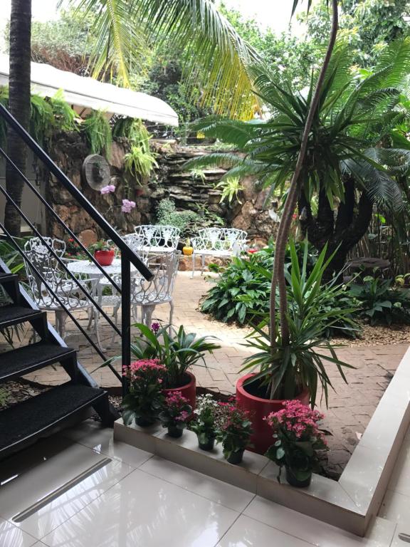 a group of plants in pots on a staircase at Aldeia das Flores Hotel in Goiânia