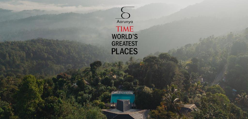 Blick auf einen Berg mit einem Haus in der Mitte in der Unterkunft Aarunya Nature Resort - Kandy in Kandy