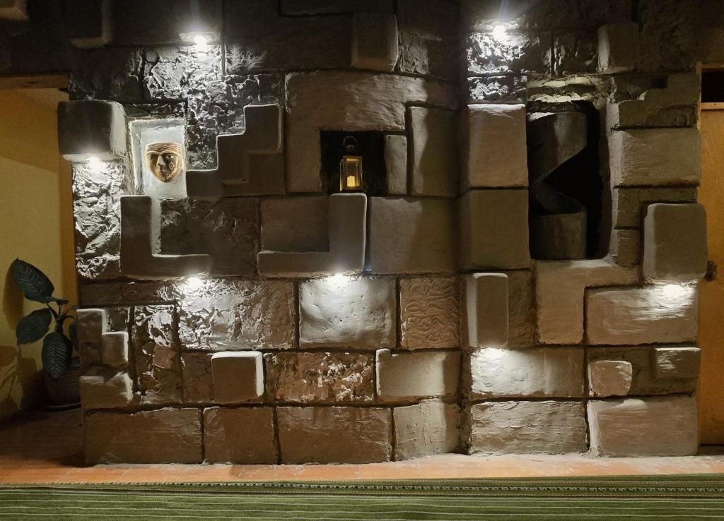 a stone wall with lights on it at Ma maison peruvienne- departamento muy cerca aéropuerto in Lima