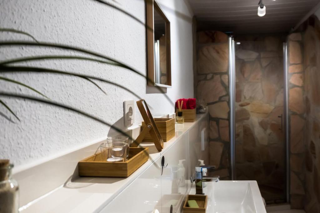 La salle de bains est pourvue d'un lavabo et d'un miroir. dans l'établissement Ferienwohnung Rath, à Cologne