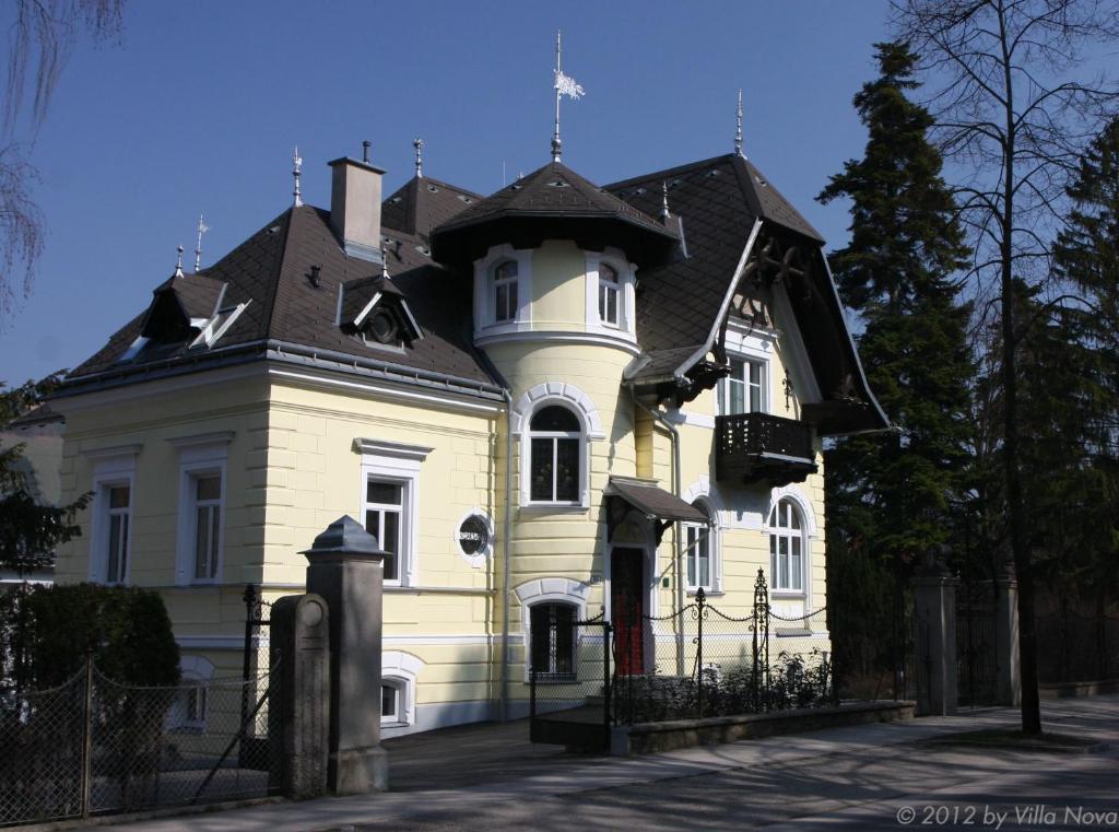 una gran casa blanca con techo negro en Villa Nova - Hotel garni en Waidhofen an der Ybbs