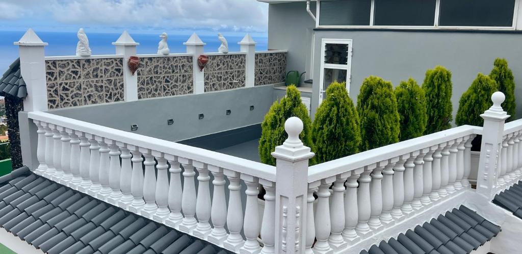 a white fence on a balcony of a house at Casa Vacacional Bevi - Tenerife Norte in Los Realejos