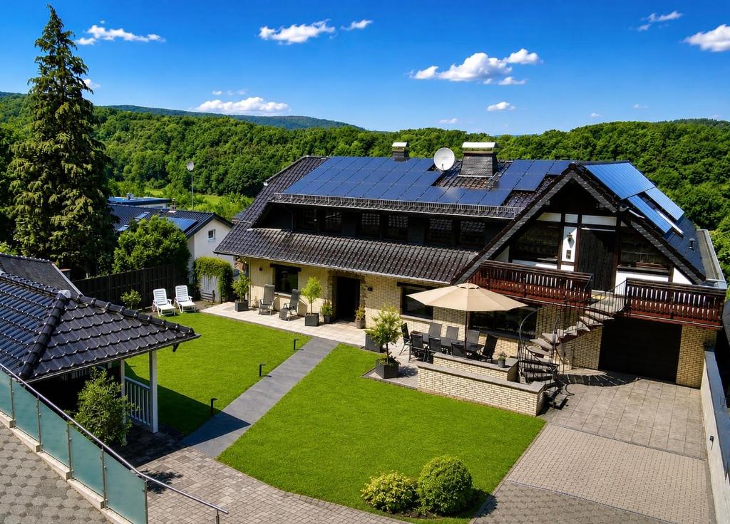 Luftaufnahme eines Hauses mit Garten in der Unterkunft Villa Eifelblick Sauna&Wellness Apartment in Heimbach