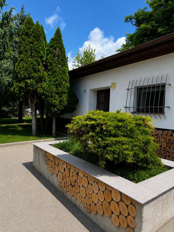 a retaining wall in front of a building at Ubytování ve vinici in Hustopeče