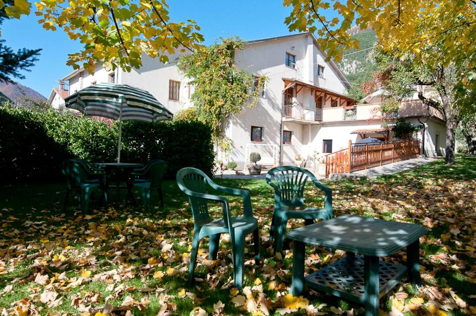 a group of chairs and a table in front of a house at Appartamenti De Sanctis in Villetta Barrea