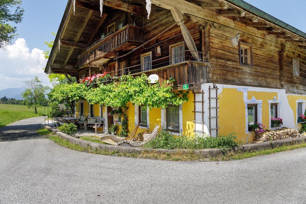 a wooden house with flowers on the side of it at Ferienhaus Stadlerhof in Rettenschöss