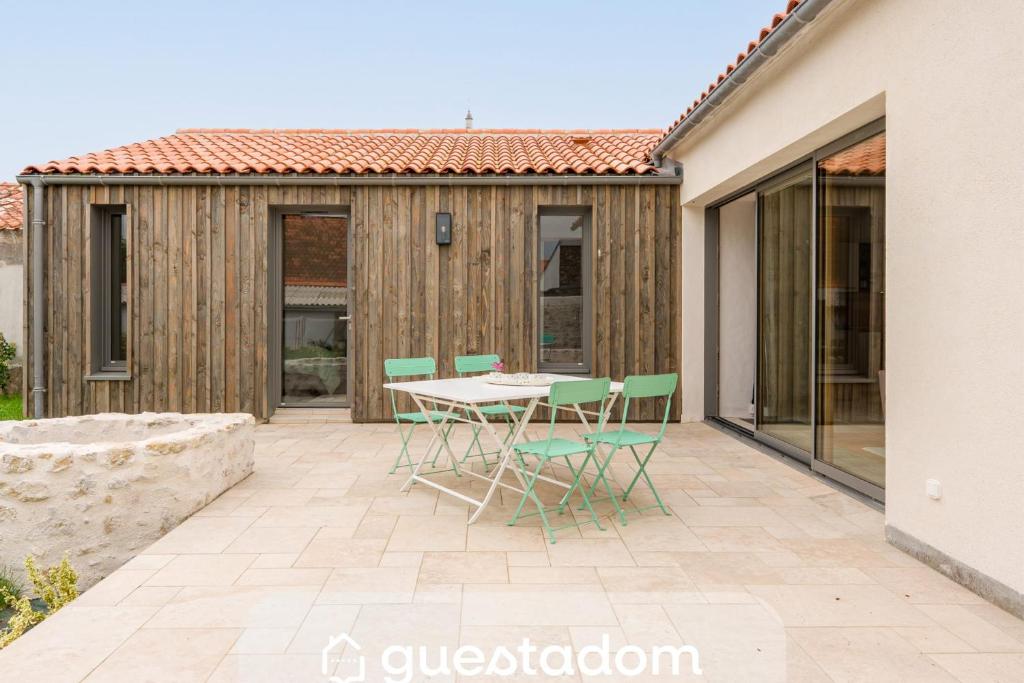 a patio with a table and chairs on it at Grain d'Or - Proche Noirmoutier - Jardin in Bouin