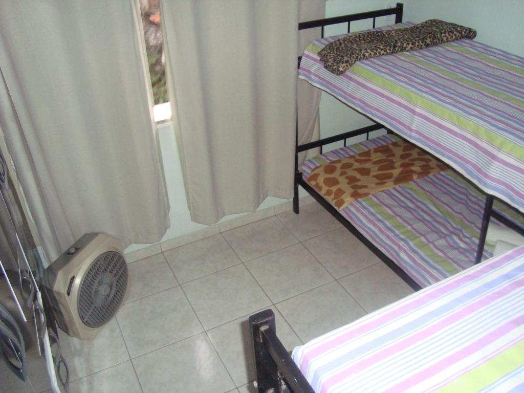 Habitación con 2 literas y ventilador. en Apartamento Masculino Compartilhado em Santa Teresa, en Río de Janeiro