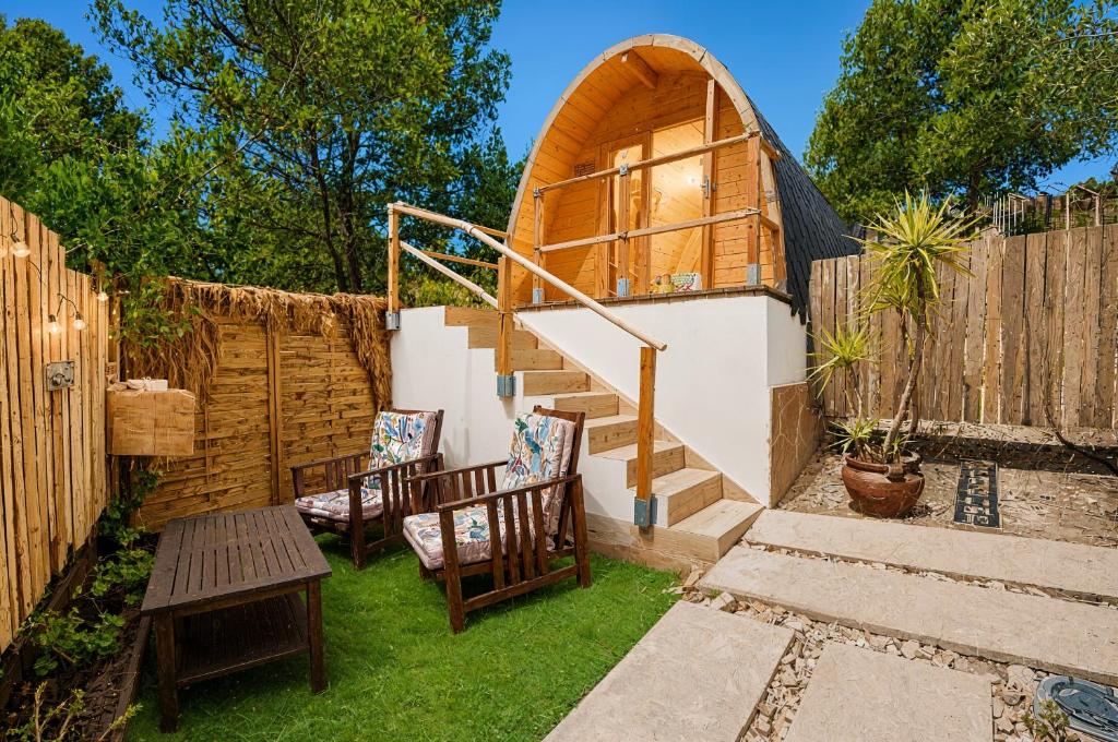 a small garden with a staircase and a wooden fence at Cabaña Massdepiedra in Sax