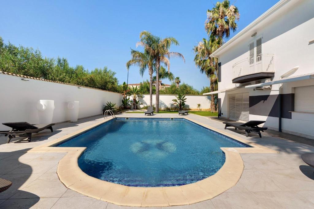 a swimming pool in the backyard of a house at Villa Dalia con piscina in Partinico