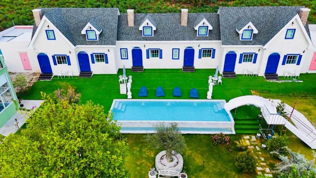 an aerial view of a large house with a swimming pool at British Hill Resort สัตหีบ บางเสร่ ช่องเเสมสาร in Ban Tao Than