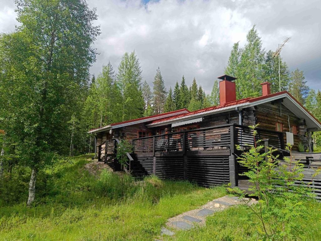 a log cabin in the middle of a forest at Ruska in Syöte
