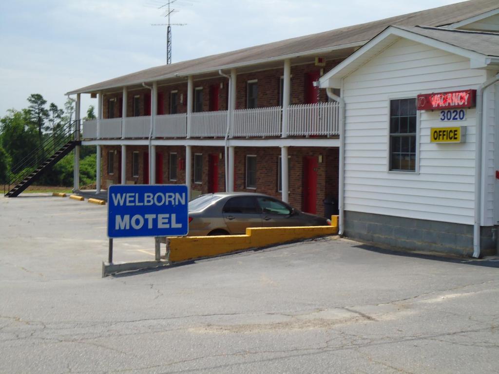 un edificio con un cartel frente a un motel en Welborn Motel - Hamptonville, en Hamptonville