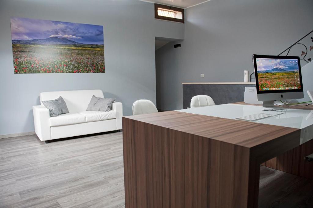 Telewizja i/lub zestaw kina domowego w obiekcie Bed & Breakfast Ellenica
