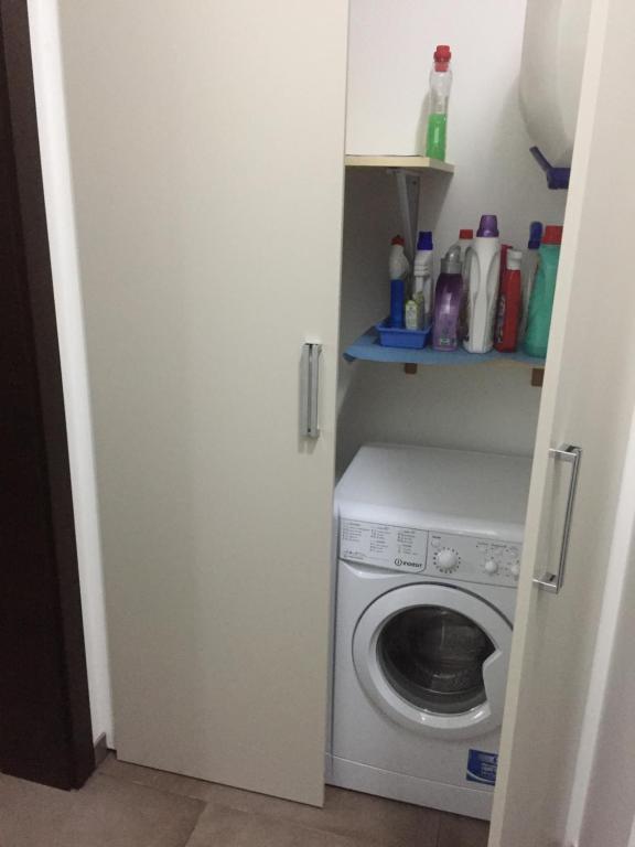 eine Waschküche mit Waschmaschine in einem Zimmer in der Unterkunft Casa Salento in Specchia