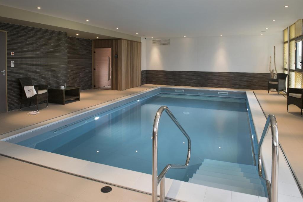 a swimming pool in a hotel room with at DOMITYS – Le Carroussel in Cabourg