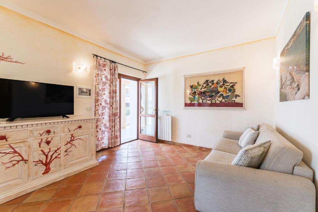 ein Wohnzimmer mit Sofa und Flachbildfernseher in der Unterkunft Bilo Corallo 2 Palau in Palau