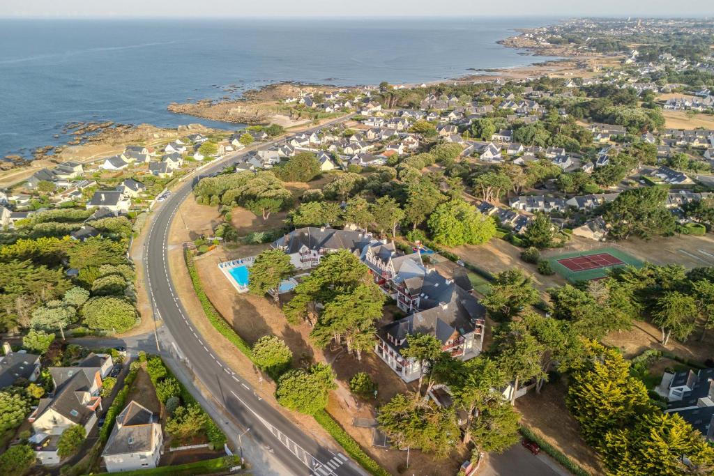 an aerial view of a residential neighborhood next to the ocean at Résidence Pierre & Vacances Premium Le Domaine de Cramphore in Le Pouliguen