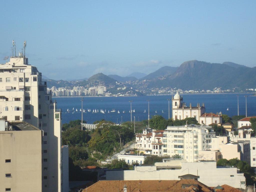 una vista de una ciudad con edificios y una masa de agua en Apartamento temporada Santa Teresa, en Río de Janeiro