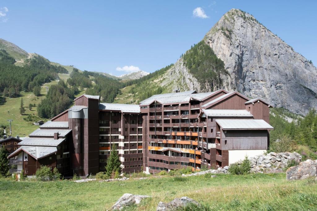 a large building in the middle of a mountain at Résidence Pierre & Vacances La Daille in Val-d'Isère