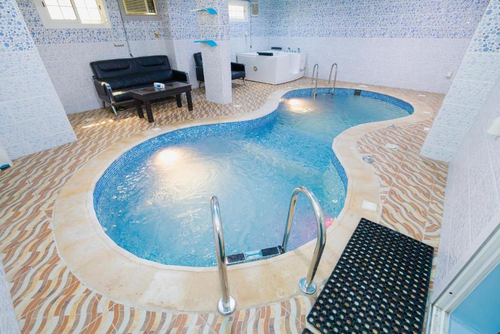 a large swimming pool in the middle of a room at شقه الاطلال in Jeddah