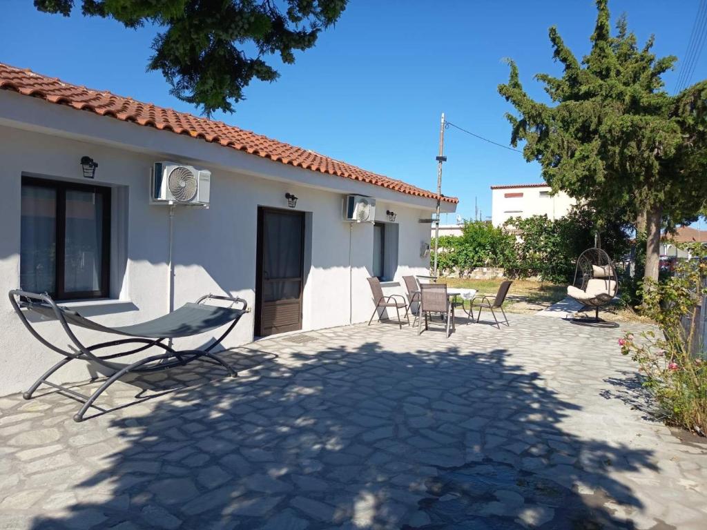 a patio with chairs and a table in front of a house at Villa Maria in Mángana