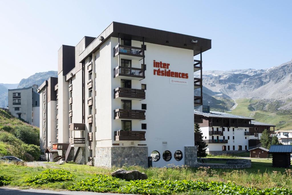 a building with a sign that reads hotel techniques at Résidence Pierre & Vacances Inter-Résidences in Tignes