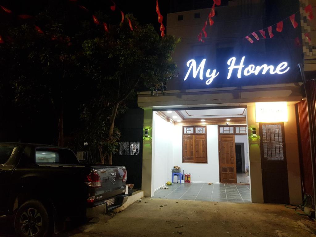 a my home sign on the side of a building at Nhà nghỉ My Home in Mộc Châu