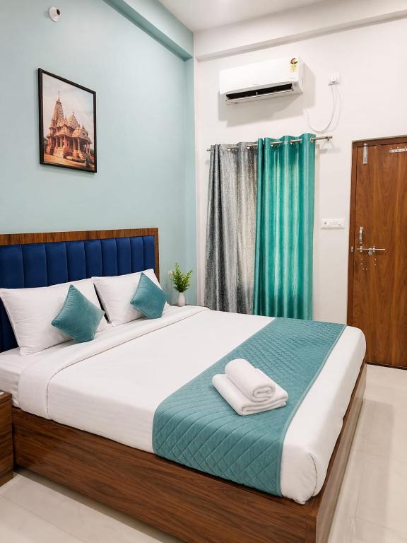 a bedroom with a large bed with towels on it at Vijay Villa in Faizābād