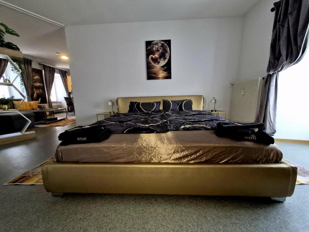 a bedroom with a large bed in a room at Henneberger Hof Goldstück in Münnerstadt