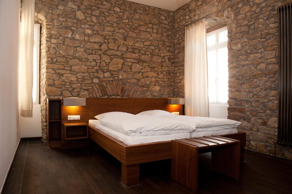 Postel nebo postele na pokoji v ubytování Weinhotel Koegler