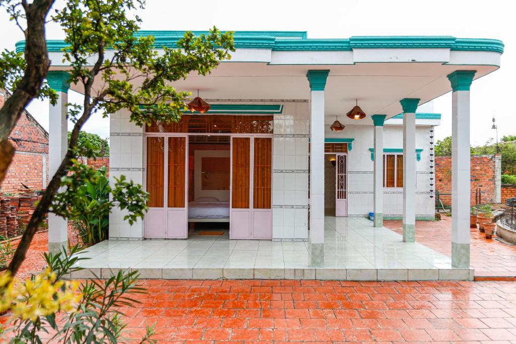 a small house with a bed in it at Út Pink in Ấp Xuân Sơn