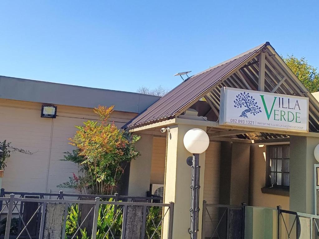 a building with a sign for a villa yard at Villa Verde in Fichardtpark