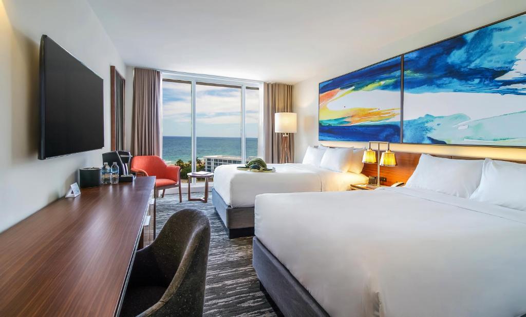 Postel nebo postele na pokoji v ubytování B Ocean Resort Fort Lauderdale Beach