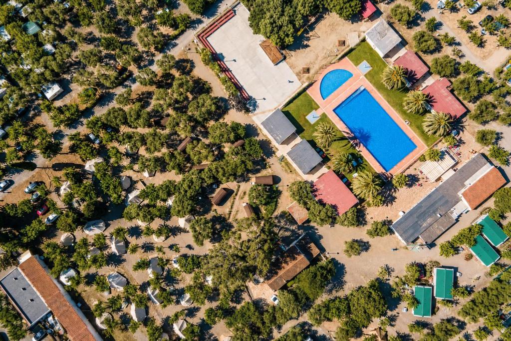 an overhead view of a yard with a pool at Kampaoh Cambrils in Cambrils