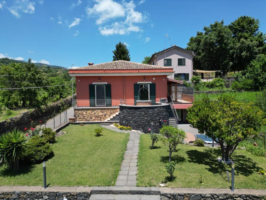 a house on a hill with a yard at Villino AL CASTAGNO in SantʼAlfio
