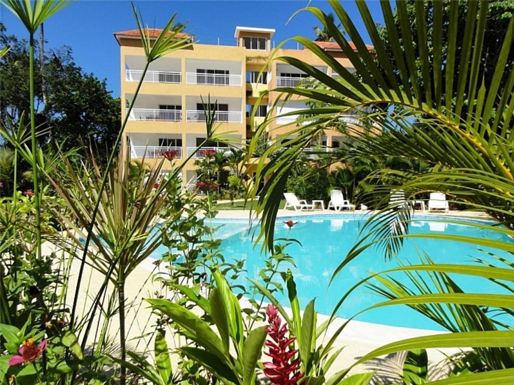 een resort met een zwembad voor een gebouw bij Caoba in Las Terrenas