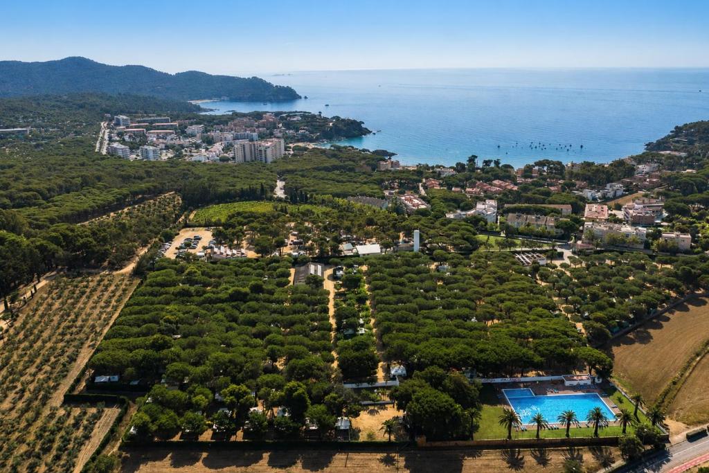 an aerial view of a resort with a pool and the ocean at Kampaoh Palamós Internacional in Palamós