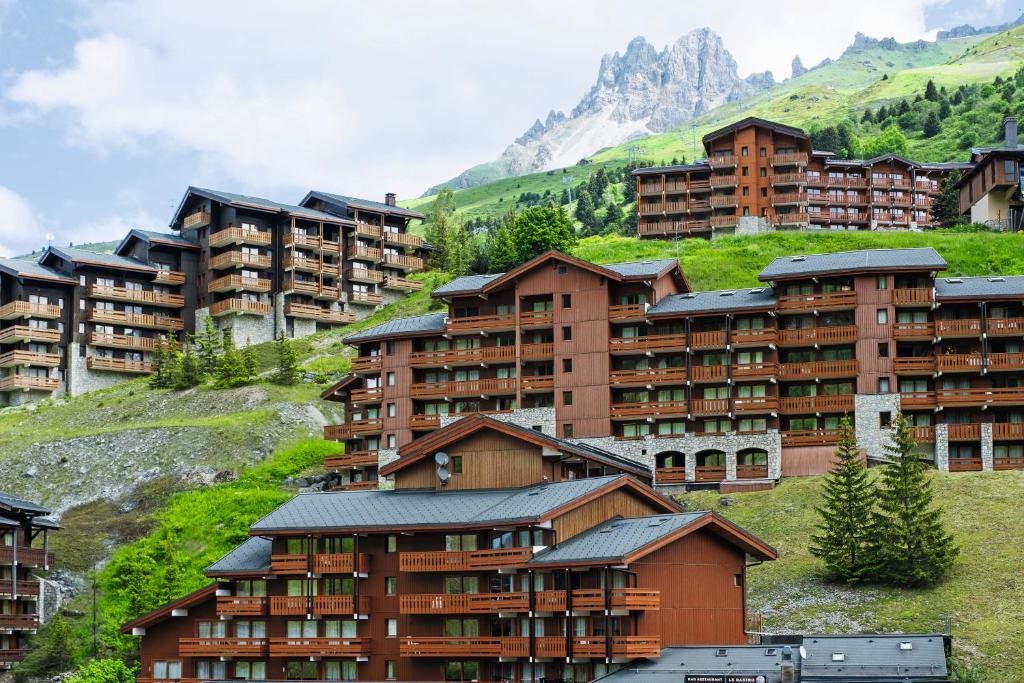 a group of apartment buildings on a mountain at Résidence Pierre & Vacances Les Sentiers du Tueda in Méribel