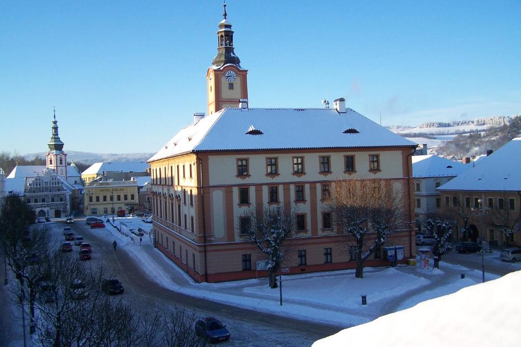 Apartmány u náměstí Sušice v zimě